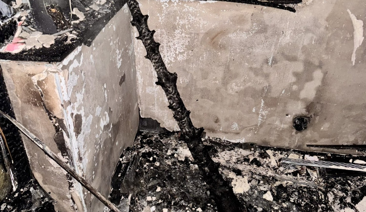 Desítky evakuovaných a škody za miliony kvůli prskavkám.