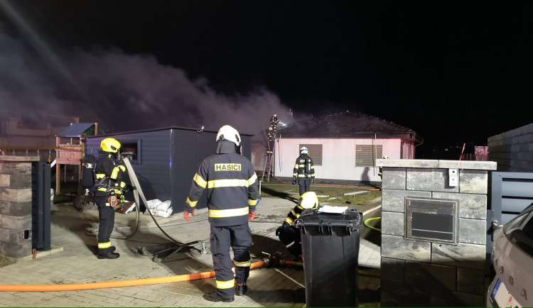 Požár připravil rodinu o domov. Město organizuje sbírku potřebných věcí