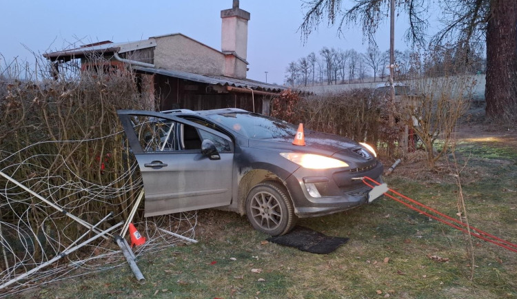 Silný vítr, auto v živém plotě, uvězněný pes. Hasiči měli o Vánocích stovku výjezdů