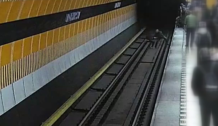 Dívka se chtěla v metru zabít.