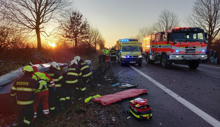 Při srážce tří aut u Úlibic na Jičínsku se zranilo osm lidí. Jeden člověk vážně