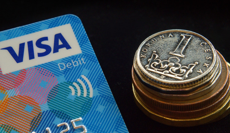 Chystáte platbu? Ke konci roku hrozí zdržení, varují banky