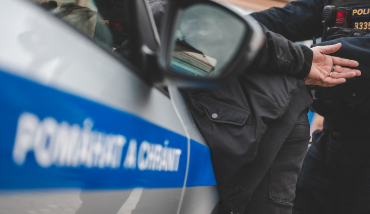 Policie dopadla notorického zloděje. Bral telefony, kola a dokonce i celé auto