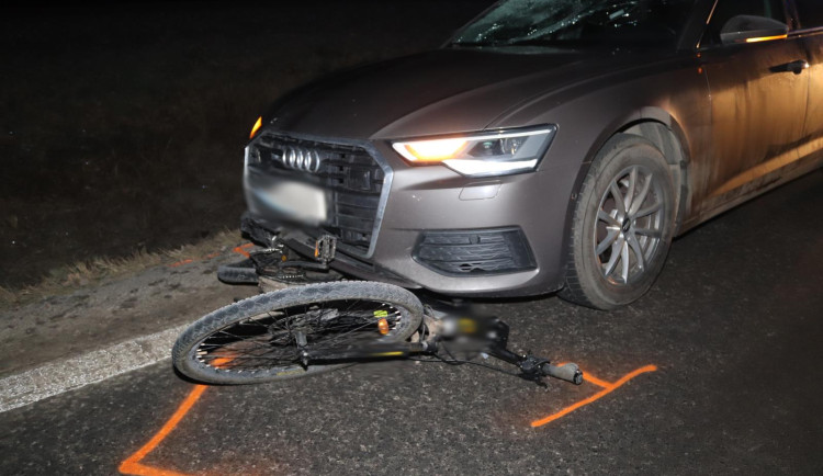 Řidič na Hodonínsku srazil chodce vedoucího kolo. Policie hledá svědky