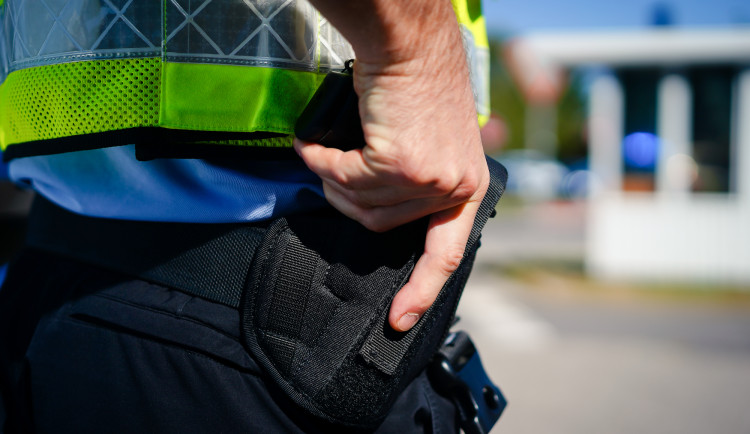 Útěk s kradenými cigaretami ztroskotal. Zloděje z Tišnova dostihla policie