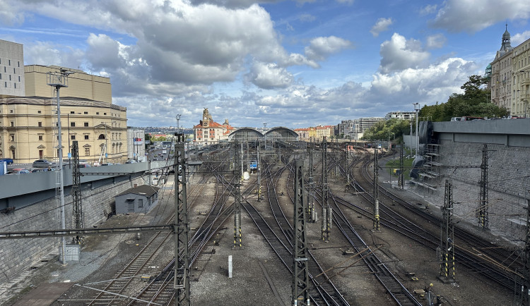 V kolejišti u hlavního nádraží našli mrtvého cizince, provoz vlaků je omezen