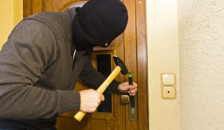 Zloději mají na Silvestra žně. Experti radí, jak během oslav ochránit byt či dům
