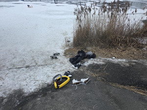 Pražané už bruslí na rybnících, riskují ale zdraví. Led ještě není dost silný