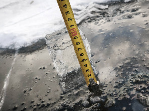 Dobrovolní hasiči z Újezda měřili led na Návesním a Sukovském rybníku.