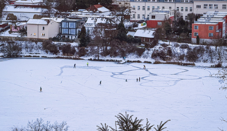 Kyjský rybník také nemá dost silný led.