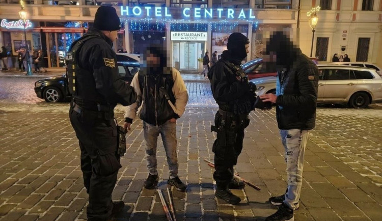 I přes zákaz to v ulicích pořádně bouchalo. Strážníci řešili 169 událostí