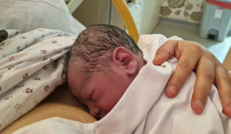 Prvním letošním miminkem je Justin. V Jihlavě se narodil deset minut po půlnoci