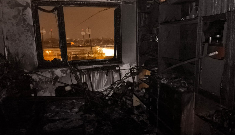 Lidi v hradeckém paneláku v ulici Na kotli zachránil pohotový soused