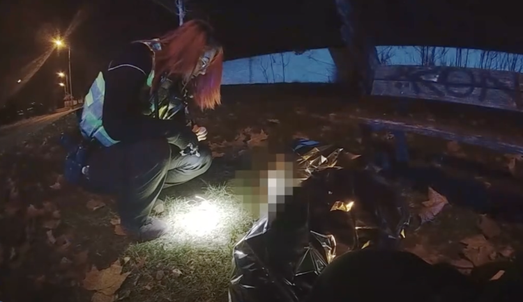 Strážníci muže zabalili do termofólie.