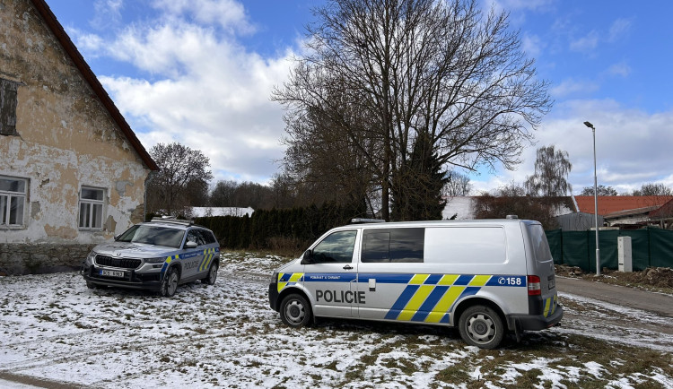 Policie vyšetřuje vraždu ženy na Strakonicku, nikomu dalšímu nebezpečí nehrozí