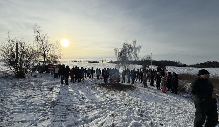 VIDEO: Demolice mostu je nezastavila. Řehořov a Nadějov vyrazily na novoroční výšlap