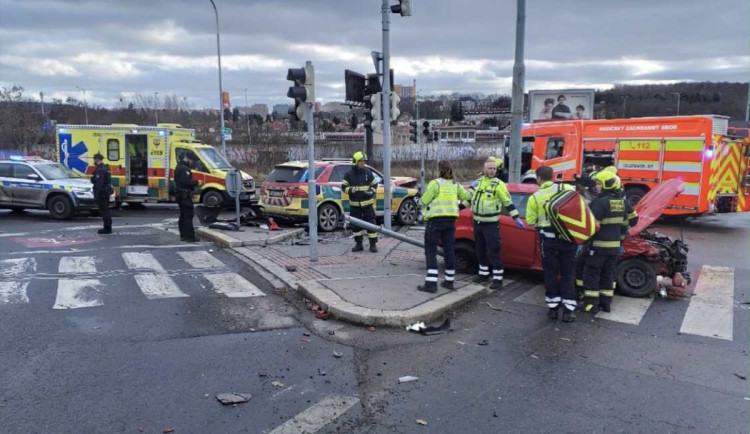 Střet zdravotnického a osobního vozu