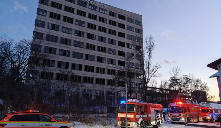 Na místě bylo několik jednotek hasičů.