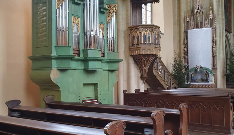 Varhany z Heřmánkovic čekají na návrat domů. Cestu komplikuje stav střechy kostela