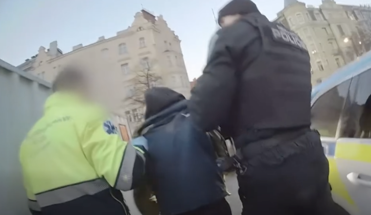 Muž v kostele narušoval mši.