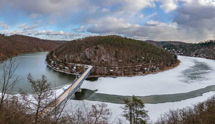 Pod bruslařem se na Vranovské přehradě prolomil led. Domů už se nevrátil