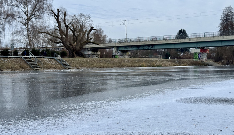 Třeskuté mrazy dál svírají Česko. Noc na čtvrtek přinese teploty až k minus šestnácti