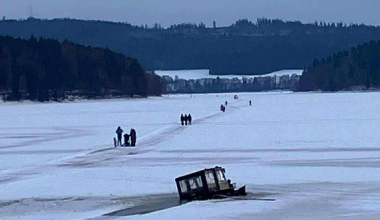 Osmikolka, která připravovala bruslařskou dráhu na Lipně, se propadla pod led
