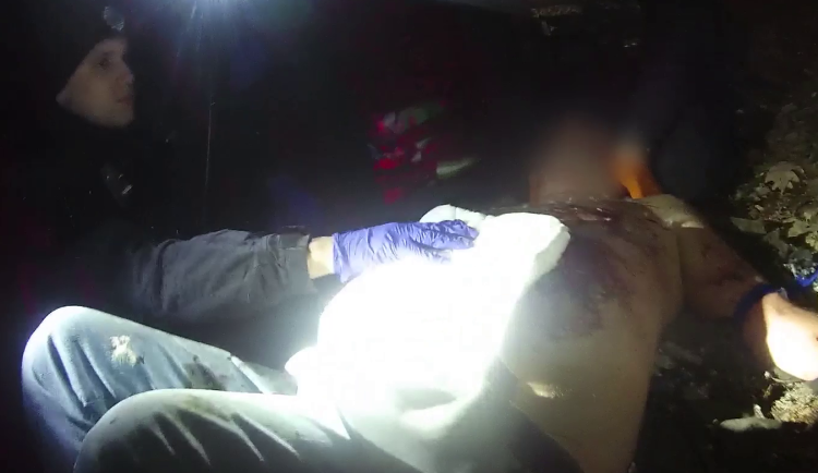 Muže pyrotechnika vážně zranila.