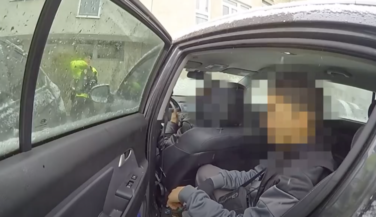 Mladíky si převzala policie.