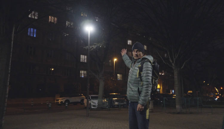 Aktivisté brojí proti bílému světlu v Praze.