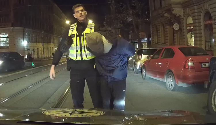 Muže zadrželi hned po činu