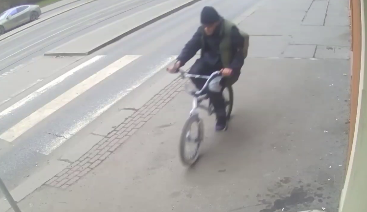 Cyklista srazil na chodníku seniorku. Zraněnou ji nechal na místě a ujel