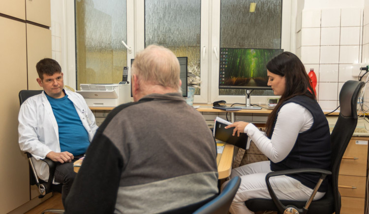 Úspěch lékařů. Pacienti podstoupili transplantaci ledviny, aniž by zahájili dialyzační léčbu