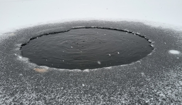 FOTO: Děr na Prýglu je víc a víc. Nebezpečné jsou i neviditelné vzduchové kapsy