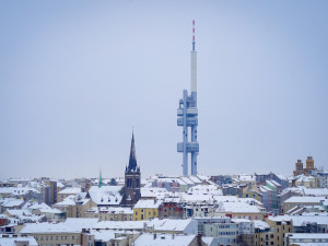 FOTO: Běžkařský trénink i dopravní kolaps. Sníh přinesl do Prahy radosti i trable
