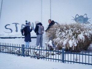 FOTO: Běžkařský trénink i dopravní kolaps. Sníh přinesl do Prahy radosti i trable