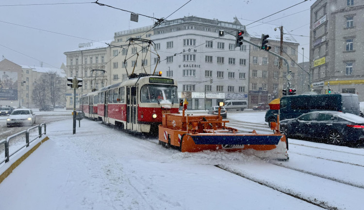Husté sněžení komplikuje v Praze dopravu, provoz MHD je omezen