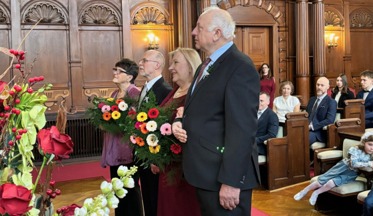 Dvojitá zlatá svatba sester z Liberce. Nechyběly slzy dojetí, tradiční ano ani prstýnky