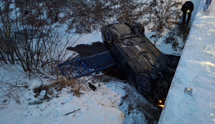Auto ve srázu i v potoce. Sníh potrápil řidiče v Olomouckém kraji
