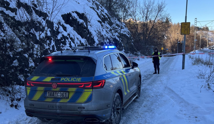 Vlak u Barrandovského mostu srazil ženu. Na místě zemřela