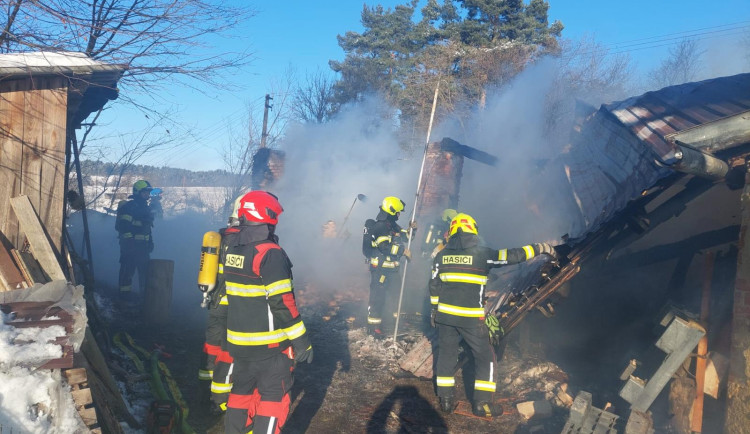 Požár stodoly na Českodubsku: střecha se zřítila, oheň přeskočil i na sousední rodinný dům