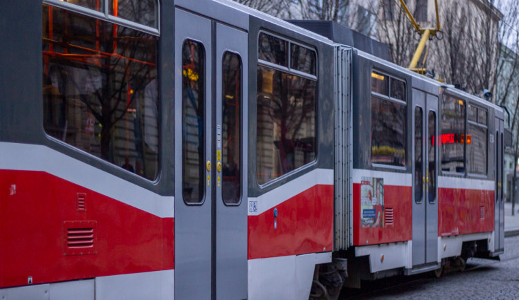 Tragédie na Nových sadech v Brně. Starší ženu srazila šalina, na místě zemřela