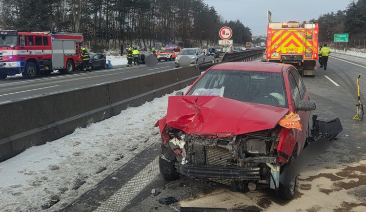 FOTO: Kritické ráno na dálnici D1, auta na Vysočině bourala v obou směrech