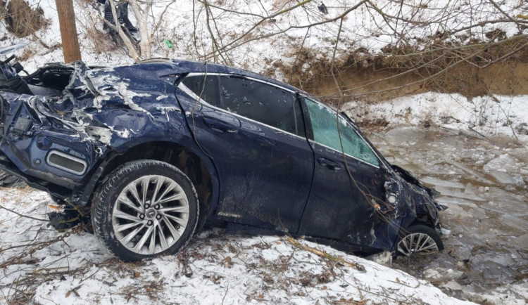 Řidič osobáku sjel u Suché do potoka, je těžce raněn