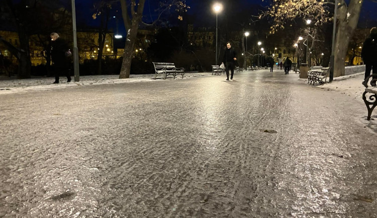Sníh má v Praze vystřídat mrznoucí déšť. V ranní špičce hrozí silná ledovka