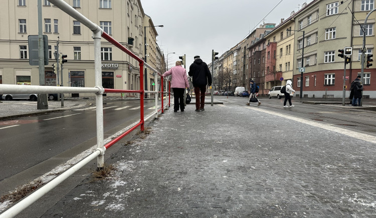 Ledovka komplikuje pohyb po Praze, zranilo se už 50 lidí