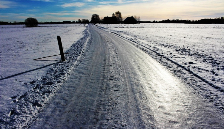 Ledovka na Vysočině: Stalo se 18 nehod. Kamenice nad Lipou vyhlásila kalamitní stav