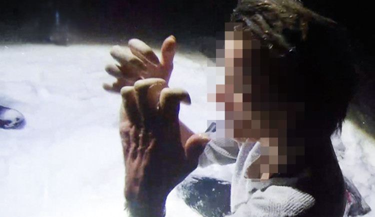 Noční zoufalý křik v parku. Nalehko oblečená žena seděla zcela promrzlá ve sněhu