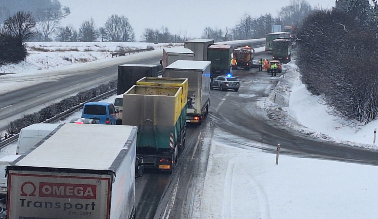 VIDEO: Auta v příkopech, problémy na dálnici směrem na Ostravu. Kalamita zasáhla Olomoucký kraj