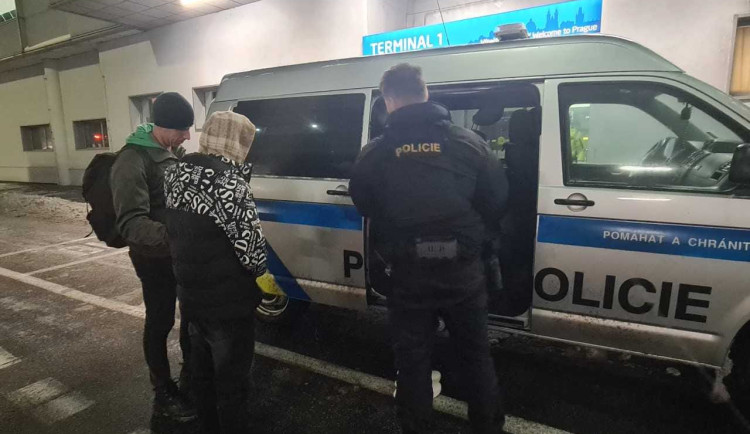 Cizince si převzala policie.
